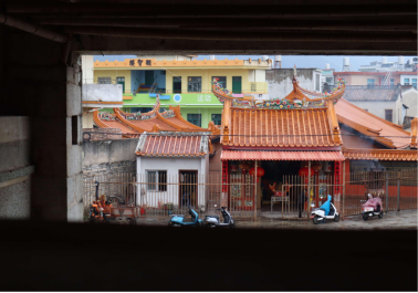 建筑上挂着商铺的房子
中度可信度描述已自动生成