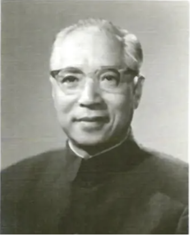 男人的黑白照片
描述已自动生成