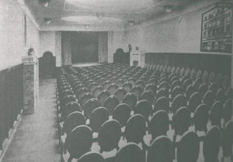 一群人在房间里
中度可信度描述已自动生成