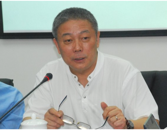 人戴着耳机
中度可信度描述已自动生成