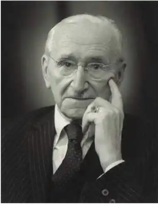 穿着西装笔挺的男子黑白照
描述已自动生成