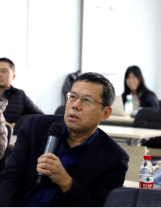 一群男人和女人在桌子边
AI 生成的内容可能不正确。