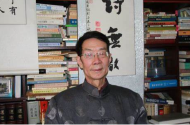 男人拿着书
AI 生成的内容可能不正确。