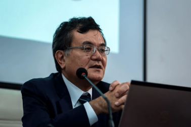 穿着西装笔挺的男子手里拿着手机
AI 生成的内容可能不正确。