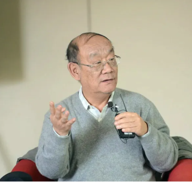 戴眼镜的男人手里拿着手机
AI 生成的内容可能不正确。