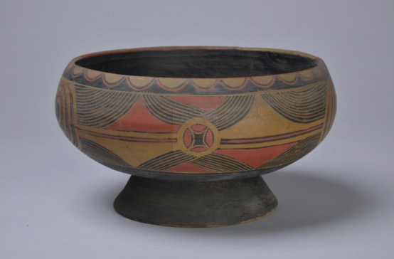 碗里的花瓶
描述已自动生成