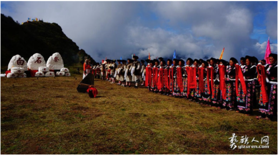 一群人站在草地上
描述已自动生成