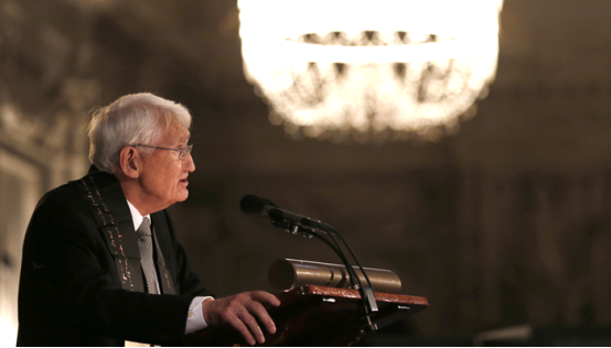 穿着西装笔挺的男子与配字
描述已自动生成