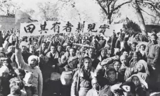 一群人的黑白照片
描述已自动生成